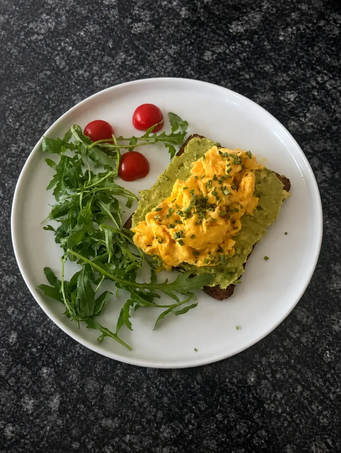 Yvonnes Avocado-Proteinbrot mit Kräuter-Rührei