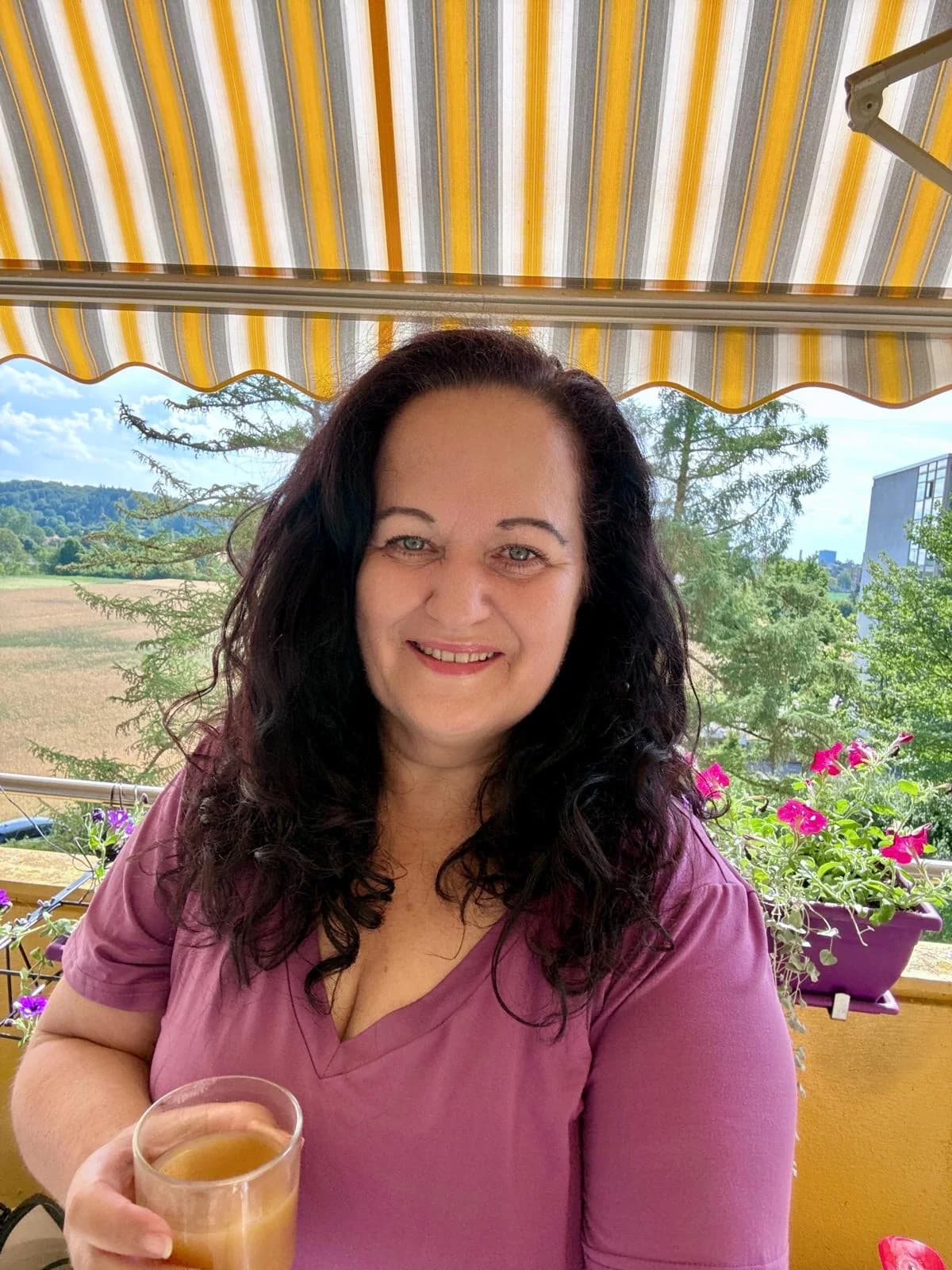 Yvonne mit einem Glas Cellagon in ihrem Alltag