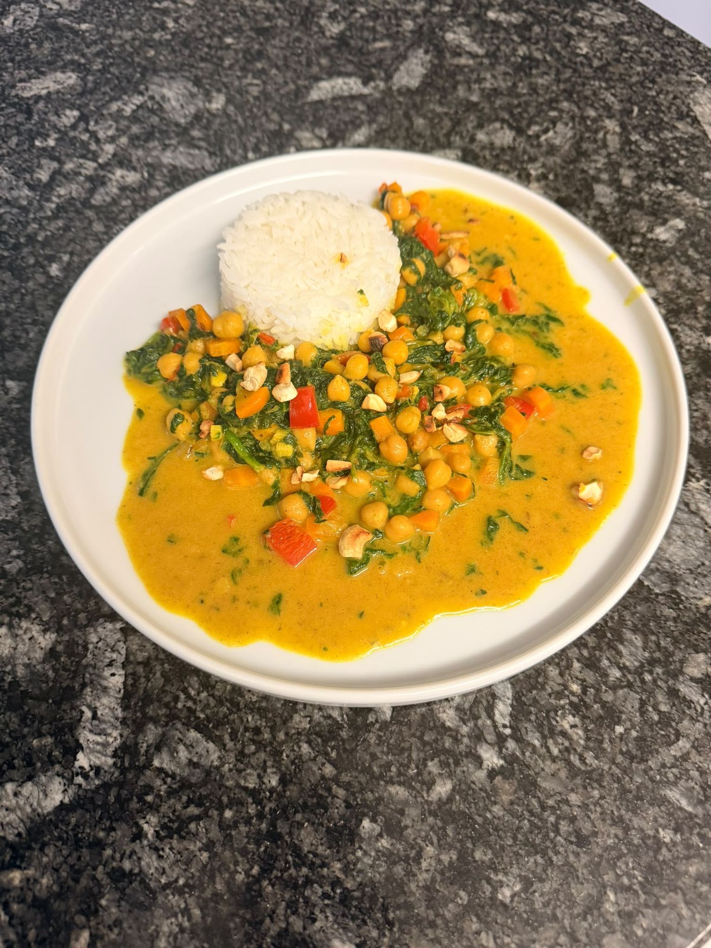 Cremiges Kichererbsen-Kokos-Curry mit Blattspinat