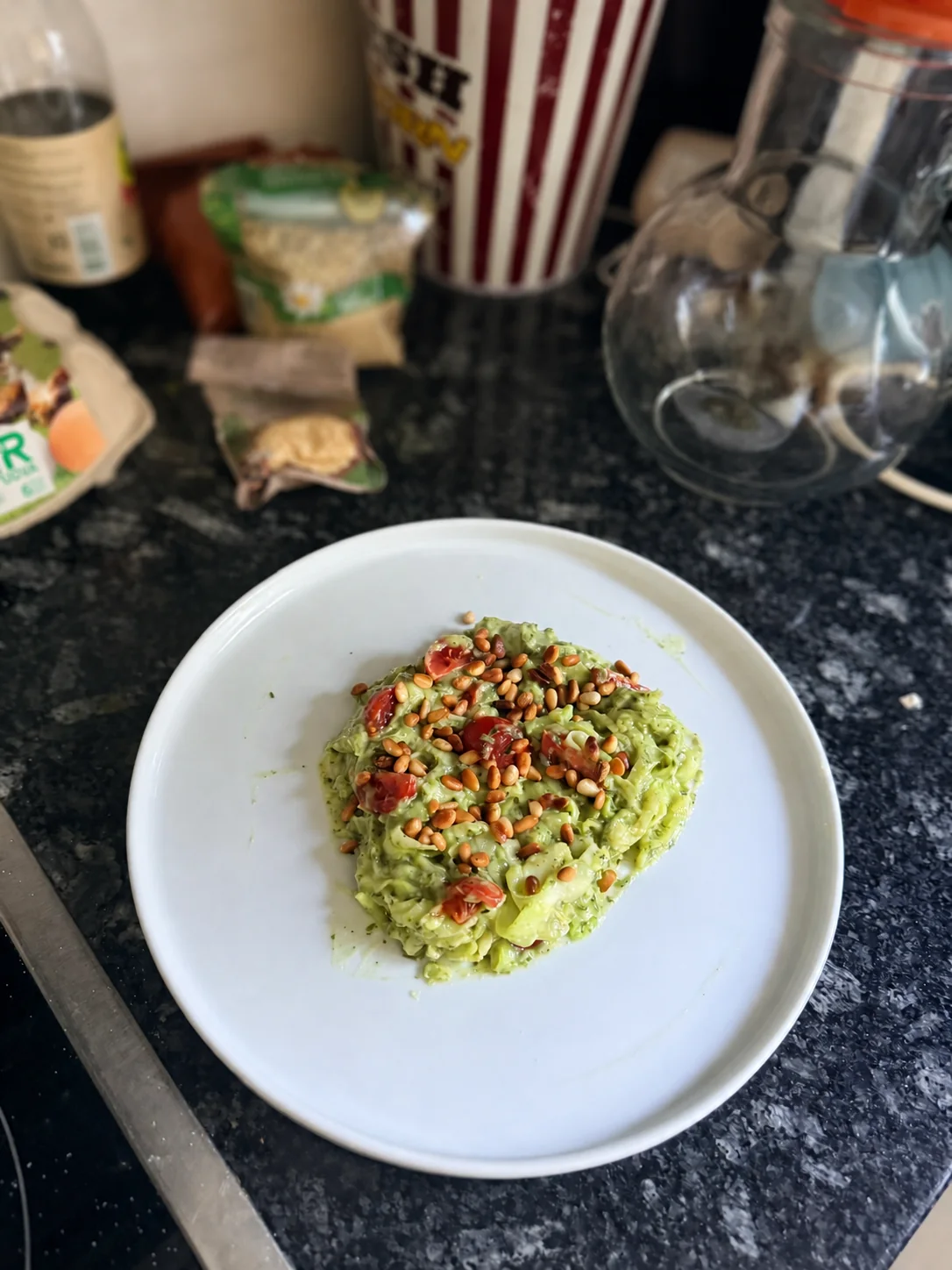 Zucchetti-Nudeln mit Avocado-Basilikum-Pesto